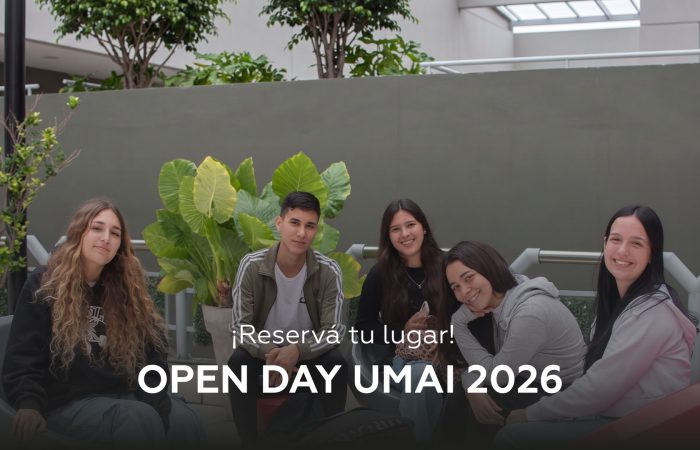 Five smiling students sit in a courtyard with large green leaves in the background; overlay text reads '¡Reservá tu lugar!' and 'OPEN DAY UMA 2026' for a promotional banner.
